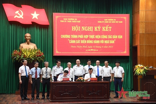 Đảng ủy Cảnh sát biển và Tỉnh ủy Thừa Thiên Huế ký kết chương trình ''Cảnh sát biển đồng hành với ngư dân'' 